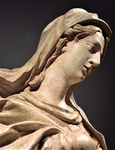 « La Vierge » Sculpture en bois laqué imitant le marbre.